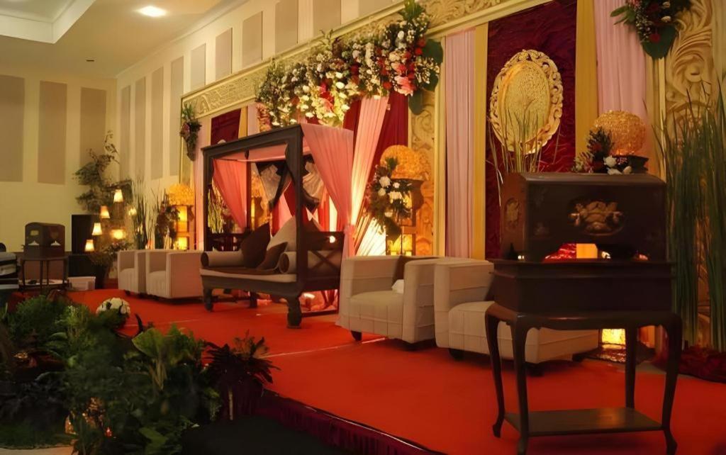 Augusta Sukabumi Hotel Exterior foto