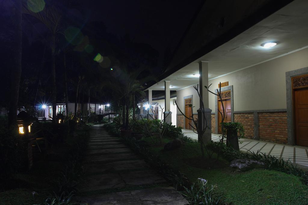 Augusta Sukabumi Hotel Exterior foto